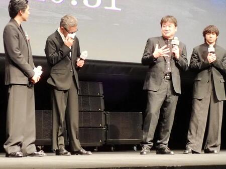 　壇上で突然涙した渡部篤郎（左から２人目）の心中を説明する佐藤二朗（右から２人目）。左端は坂東龍汰、右端は山田裕貴