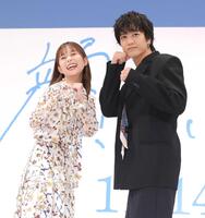 　芳根京子（左）とポーズを決める高橋海人（撮影・西岡正）