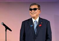 　「日本メガネベストドレッサー賞」の政界部門に選ばれ、副賞で贈られたサングラスをかける石破首相