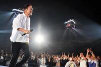 　花道を駆ける小田和正（撮影・岩佐篤樹）