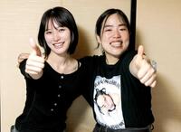 　ゆりやんレトリィバァ監督（右）と主演の南沙良