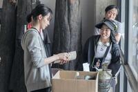 　現場での南沙良（左）とゆりやんレトリィバァ監督