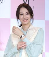 　限定モデルの時計を身につけ、笑顔を見せる北川景子（撮影・西岡正）