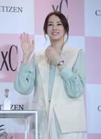 　限定モデルの時計を手に笑顔を見せる北川景子（撮影・西岡正）