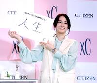 　笑顔でボードを掲げる北川景子（撮影・西岡正）