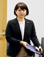 　市議全員との会合に臨む前橋市の小川晶市長