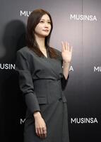 　オープニングイベントで手を振る生見愛瑠（撮影・西岡正）