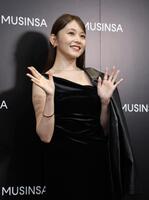 　オープニングイベントで手を振る久間田琳加（撮影・西岡正）