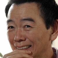 　戦後の上方芸能史について語る放送作家の新野新さん＝２００３年