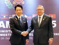 　会談に臨む、小泉農相（左）とフィリピンのローレル農相