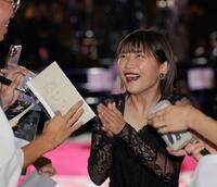 　ファンに笑顔でサインする伊藤沙莉（撮影・吉澤敬太）