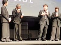 　壇上で突然涙した渡部篤郎（左から２人目）の心中を説明する佐藤二朗（右から２人目）。左端は坂東龍汰、右端は山田裕貴