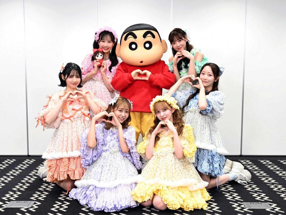 　しんちゃんとポーズを決める（左上から反時計回りに）ＦＲＵＩＴＳ　ＺＩＰＰＥＲの松本かれん、鎮西寿々歌、仲川瑠夏、早瀬ノエル、真中まな、櫻井優衣　Ⓒ臼井儀人／双葉社・シンエイ・テレビ朝日・ＡＤＫ、ⒸＡＳＯＢＩＳＹＳＴＥＭ　Ｃｏ．，Ｌｔｄ．