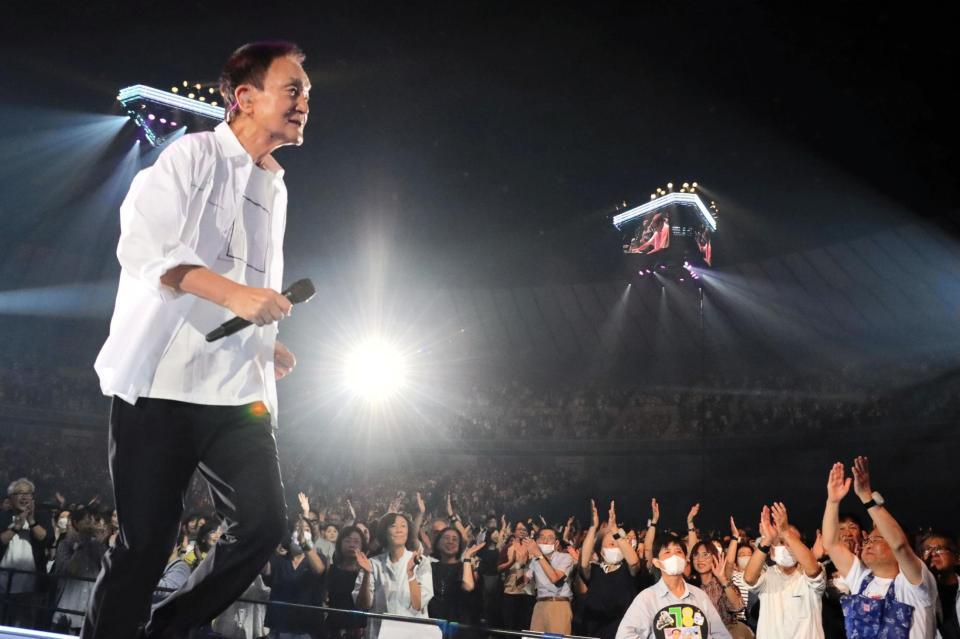 　花道を駆ける小田和正（撮影・岩佐篤樹）