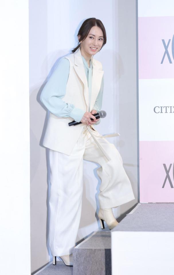 　発表会に登場する北川景子（撮影・西岡正）