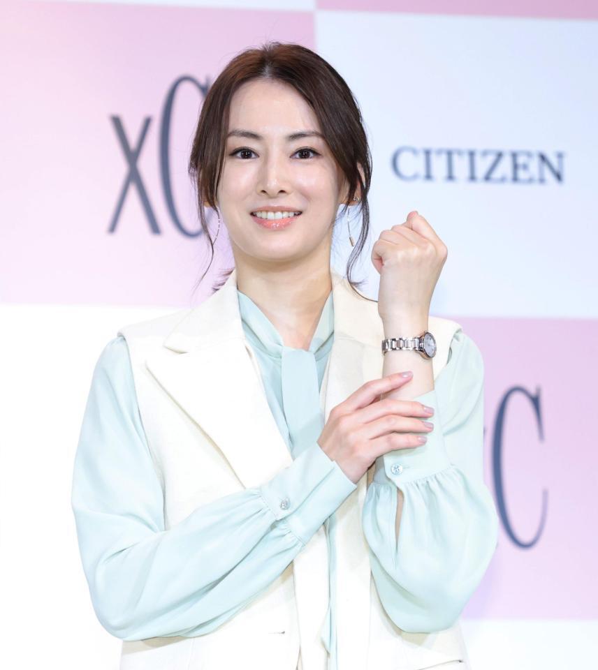 　発表会で限定モデルを披露する北川景子（撮影・西岡正）