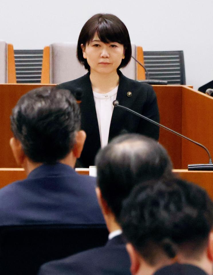 　市議全員との会合に臨む前橋市の小川晶市長