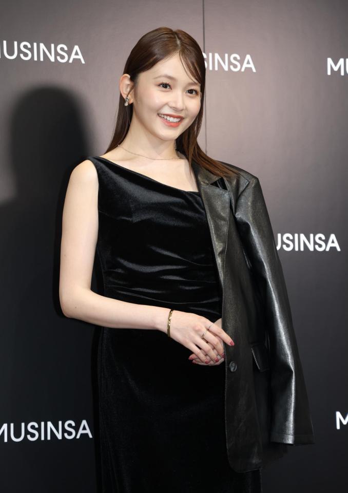 　オープニングイベントでポーズをとる久間田琳加（撮影・西岡正）