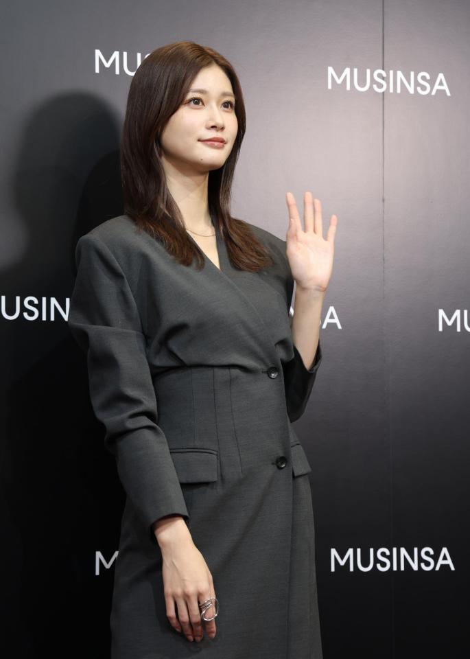 　オープニングイベントで手を振る生見愛瑠（撮影・西岡正）