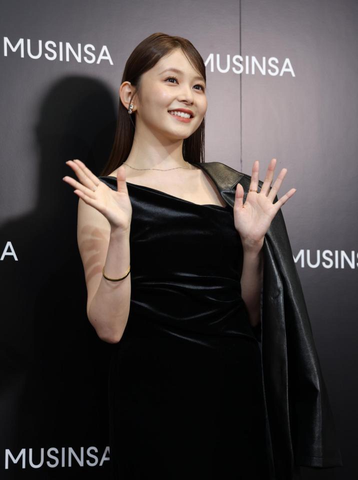 　オープニングイベントで手を振る久間田琳加（撮影・西岡正）