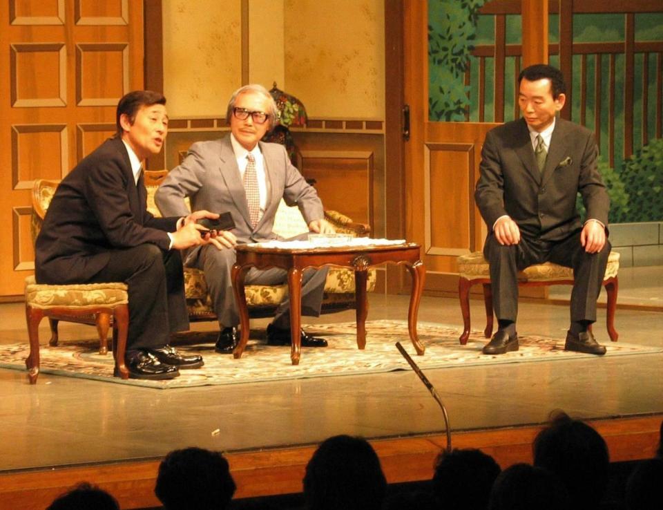 　「なにわ文化人劇」で舞台に立つ古川嘉一郎氏、難波利三氏、新野新さん（左から）＝２００３年