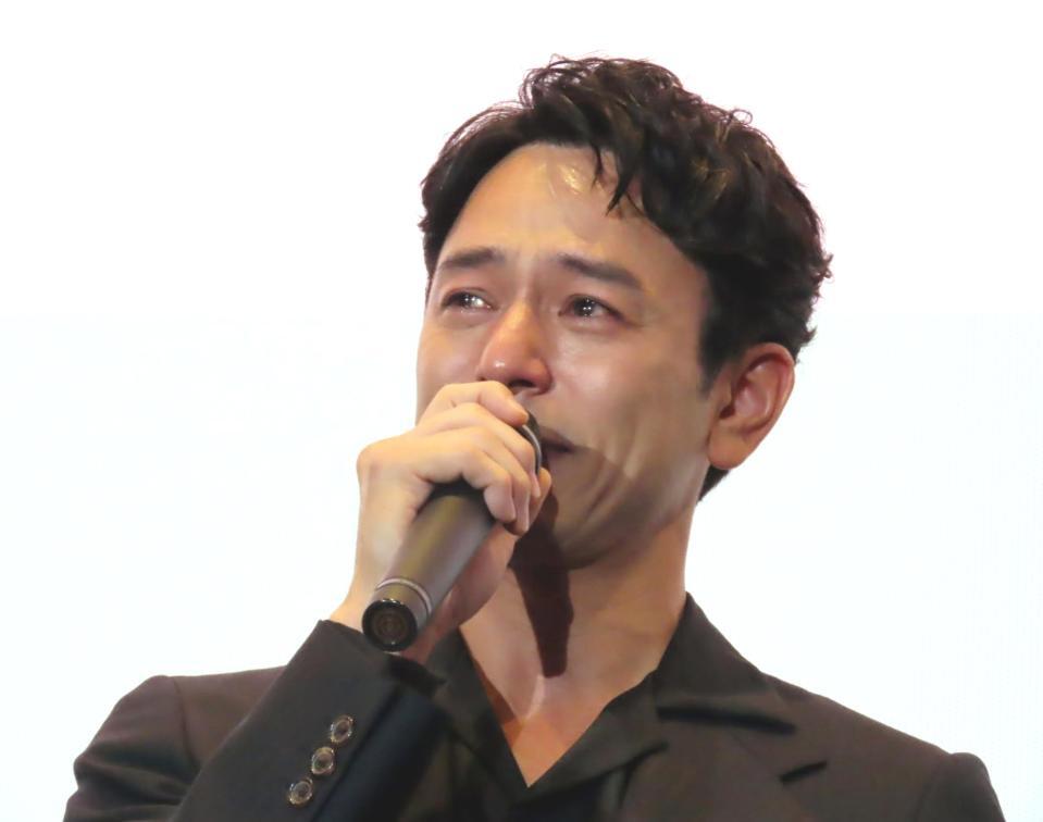 　主演映画「宝島」の舞台あいさつで涙する妻夫木聡