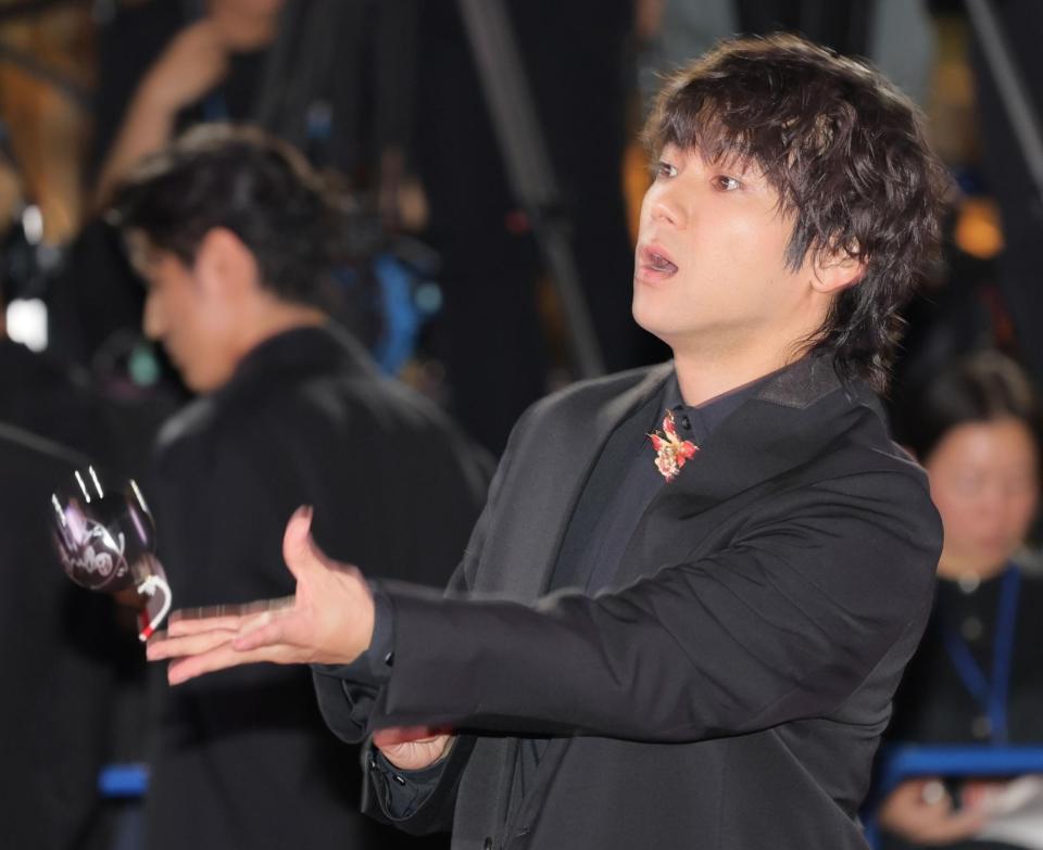 　ファンの中にサイン入りの“爆弾”を投げ入れる山田裕貴（撮影・吉澤敬太）