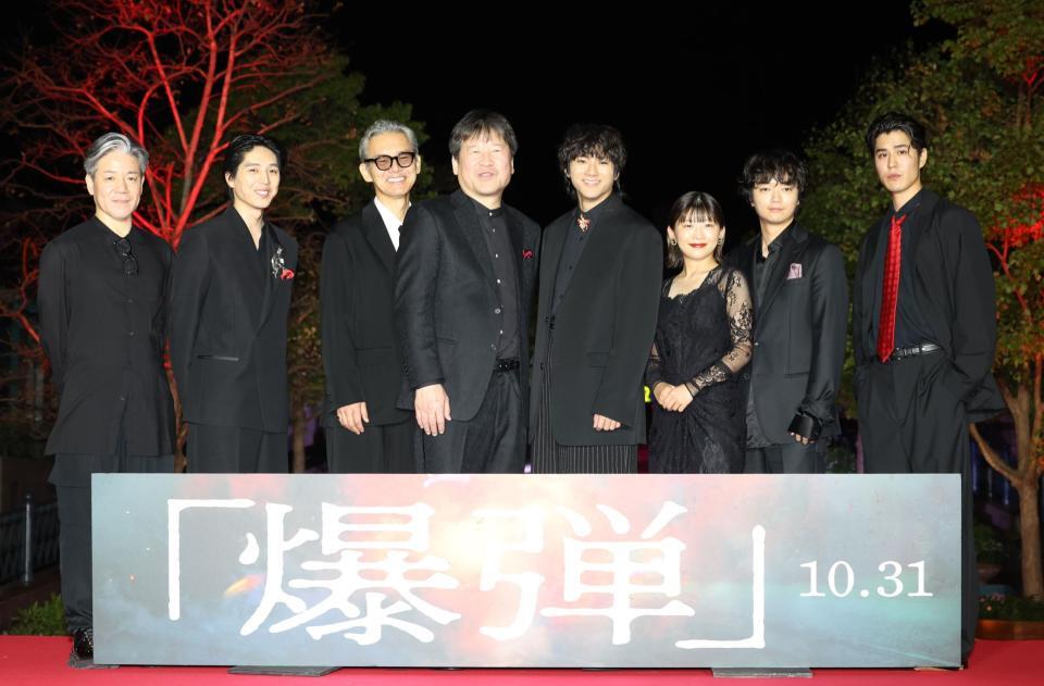 　笑顔を見せる（左から）永井聡監督、坂東龍汰、渡部篤郎、佐藤二朗、山田裕貴、伊藤沙莉、染谷将太、寛一郎（撮影・吉澤敬太）