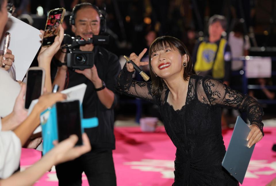 　ファンの撮影リクエストに応える伊藤沙莉（撮影・吉澤敬太）