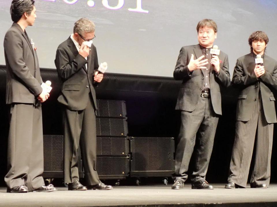 　壇上で突然涙した渡部篤郎（左から２人目）の心中を説明する佐藤二朗（右から２人目）。左端は坂東龍汰、右端は山田裕貴