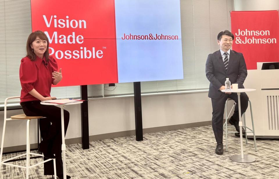 　イベントに出席した木佐彩子（左）と半田知也教授