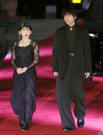 　レッドカーペットを歩く伊藤沙莉（左）と山田裕貴（撮影・吉澤敬太）
