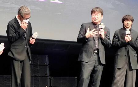 　壇上で突然涙した渡部篤郎（左から２人目）の心中を説明する佐藤二朗（右から２人目）。左端は坂東龍汰、右端は山田裕貴