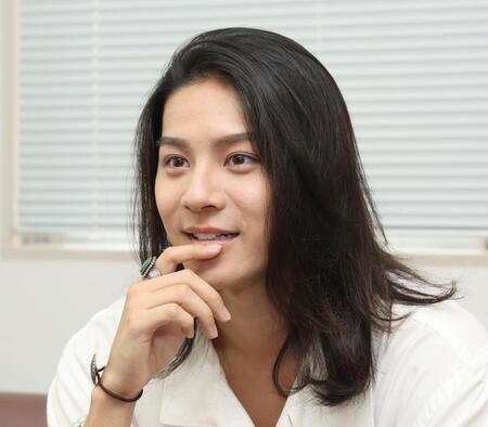 　インタビューに応じる長田光平（撮影・金田祐二）