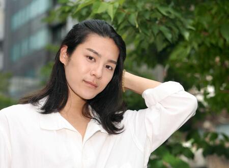 　ポーズをとる長田光平（撮影・金田祐二）