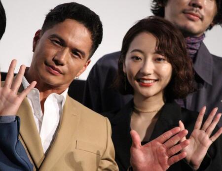 　手を振る市原隼人（左）と武田玲奈