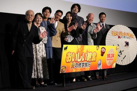 　舞台あいさつに登壇した（左から）小堺一機、いとうまい子、田澤泰粋、市原隼人、武田玲奈、栄信、六平直政、綾部真弥監督