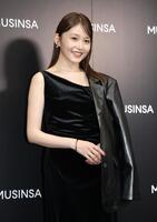 　オープニングイベントでポーズをとる久間田琳加（撮影・西岡正）