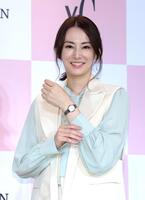 　限定モデルの時計を身につけ、笑顔を見せる北川景子（撮影・西岡正）