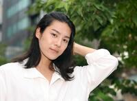 　ポーズをとる長田光平（撮影・金田祐二）