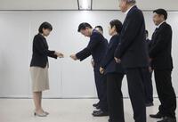 　前橋市の小川晶市長（左）に申し入れ書を手渡す市議ら