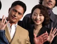 　手を振る市原隼人（左）と武田玲奈