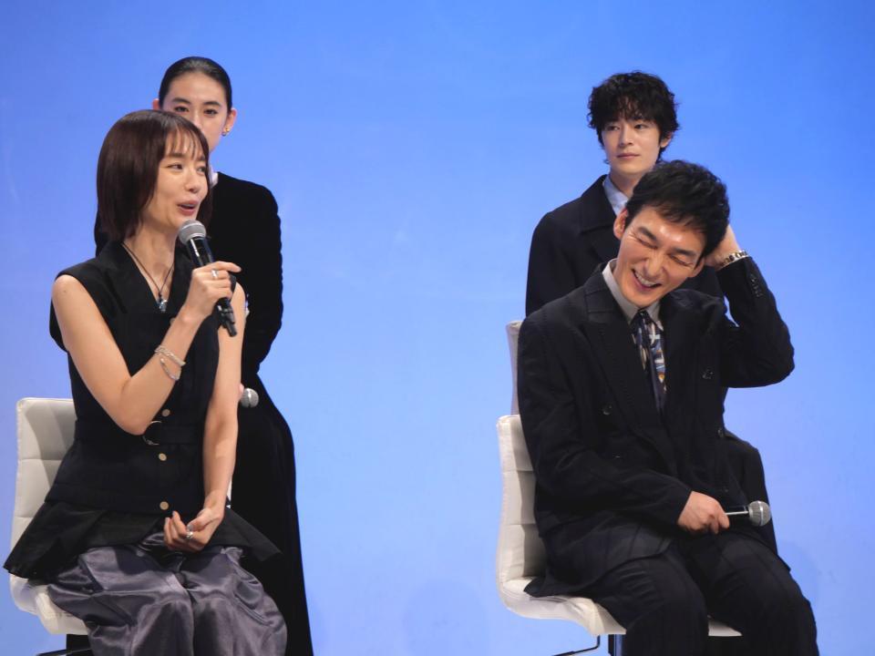 　中村ゆり（左）から褒めちぎられて照れる草彅剛（右）