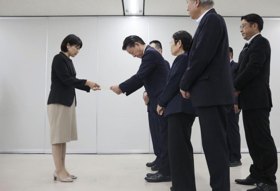 　前橋市の小川晶市長（左）に申し入れ書を手渡す市議ら