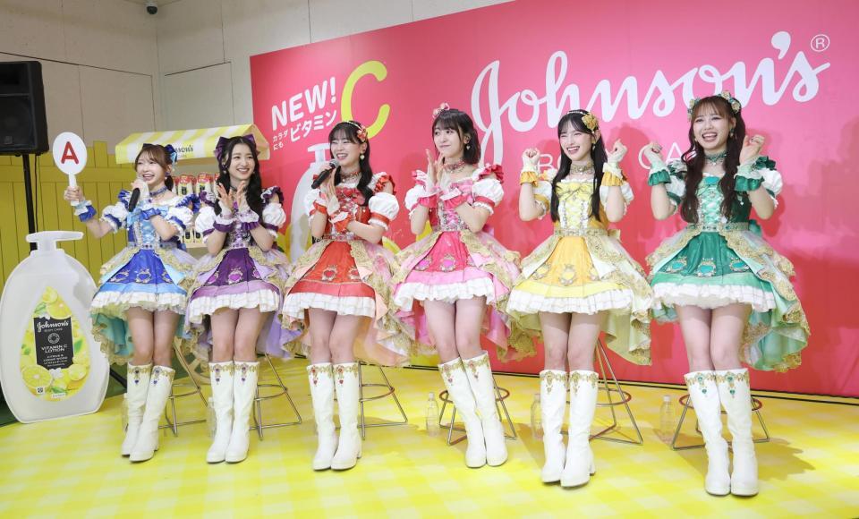 　クイズに答える超ときめき♡宣伝部の（左から）辻野かなみ、杏ジュリア、坂井仁香、小泉遥香、菅田愛貴、吉川ひより（撮影・佐々木彰尚）