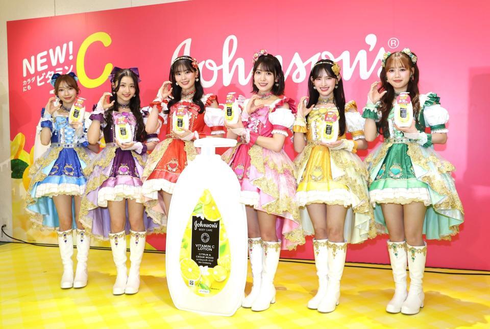 　「ビタミンＣ」のポーズを決める超ときめき♡宣伝部の（左から）辻野かなみ、杏ジュリア、坂井仁香、小泉遥香、菅田愛貴、吉川ひより（撮影・佐々木彰尚）