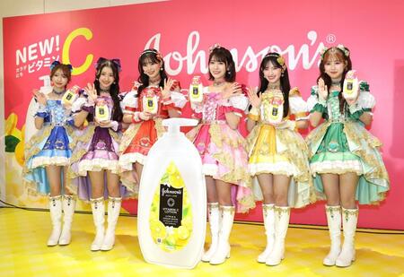 　手を振る超ときめき♡宣伝部の（左から）辻野かなみ、杏ジュリア、坂井仁香、小泉遥香、菅田愛貴、吉川ひより（撮影・佐々木彰尚）