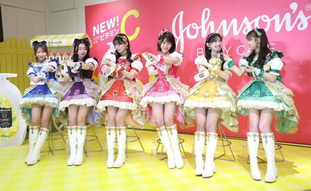 　新商品を試す超ときめき♡宣伝部の（左から）辻野かなみ、杏ジュリア、坂井仁香、小泉遥香、菅田愛貴、吉川ひより（撮影・佐々木彰尚）