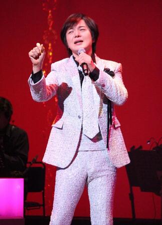 　熱唱する竹島宏