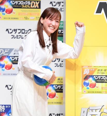 　キックターゲットで見事なキックを披露しガッツポーズを決める綾瀬はるか（撮影・開出牧）